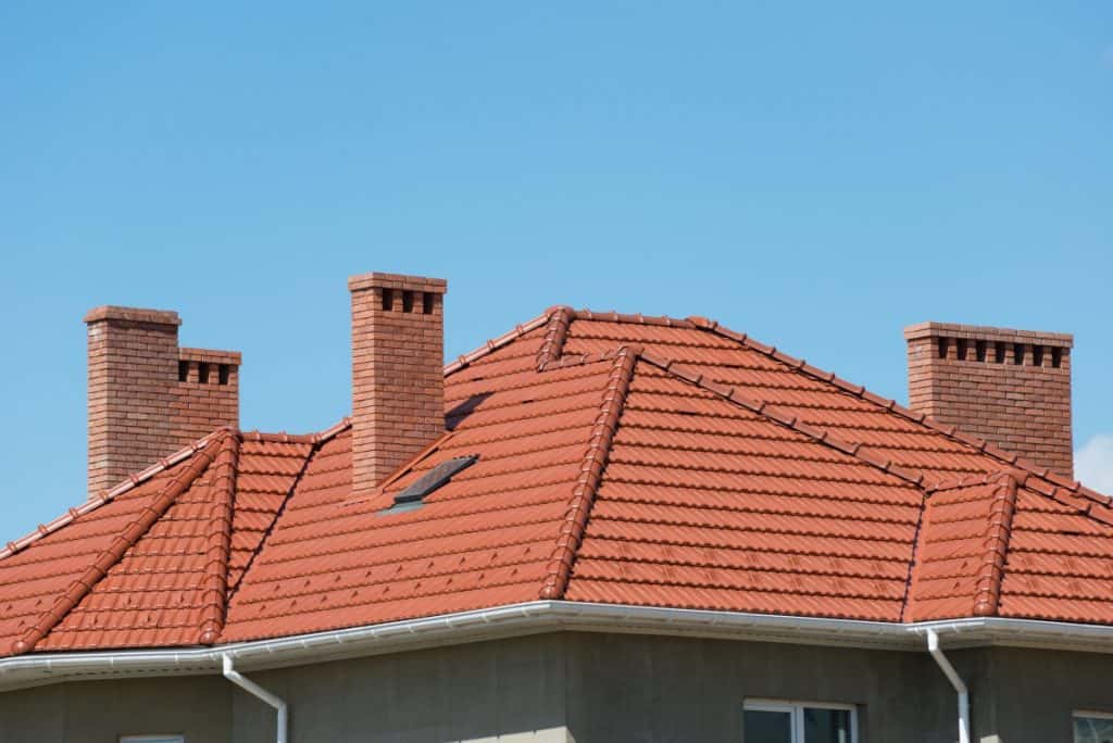 Elección de tejas de hormigón frente a tejas de arcilla: 9 cosas a considerar