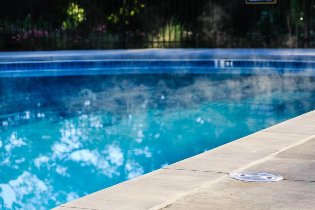 Instalación de hormigón alrededor de su piscina: el costo real